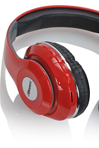 Close-up of the red earcup with the 2Boom badge and black leather pad