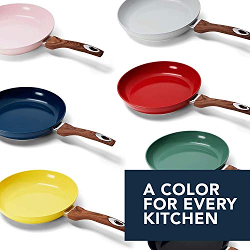 Frying pans in pink, grey, red, navy, green and yellow: a color for every kitchen