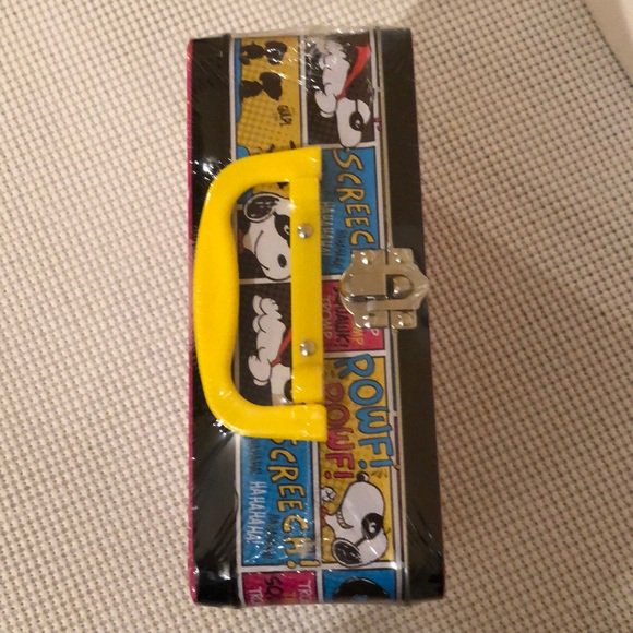 Side of the Snoopy tin lunch box with yellow handle, latch and comic panel art